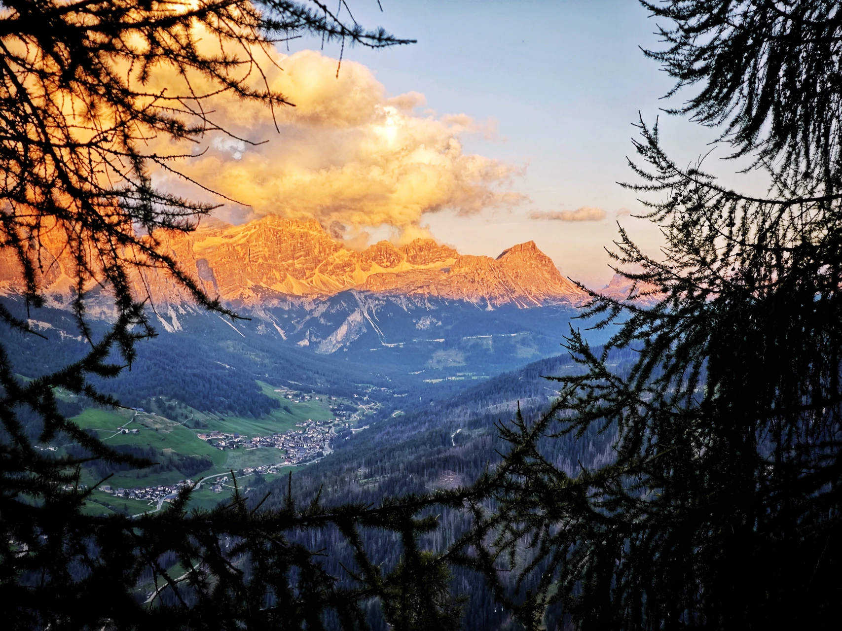 Enrosadiran över Fanes: dolomiten skiftar i rosa vid solnedgången