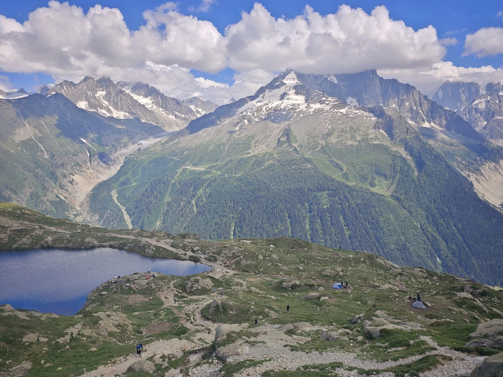 Les Chéserys, området närmast Lac Blanc där natten i tält måste bokas, mitt emot Aiguille du Chardonnet
