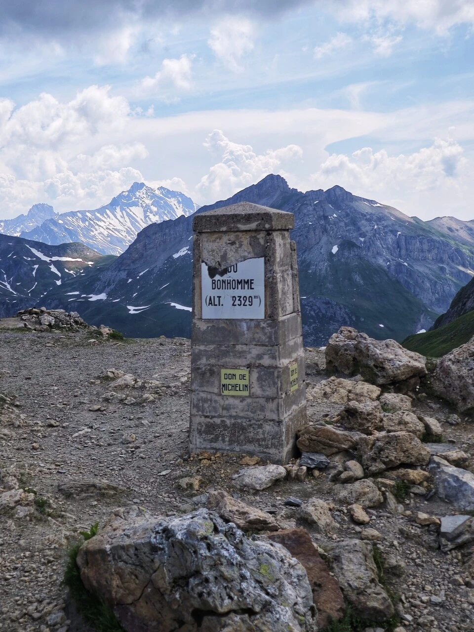 Gränsmärke vid Col du Bonhomme (2 329 m), mellan dimma och snöklädda toppar
