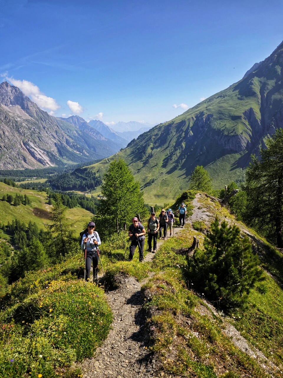 Balkongstigen i det schweiziska Val Ferret, nedstigning mot La Fouly