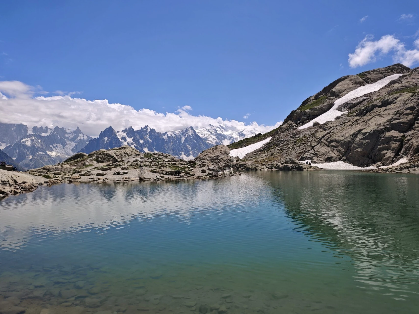 Lac Blanc (2 352 m) mitt emot Aiguilles de Chamonix och Mont-Blanc-massivet
