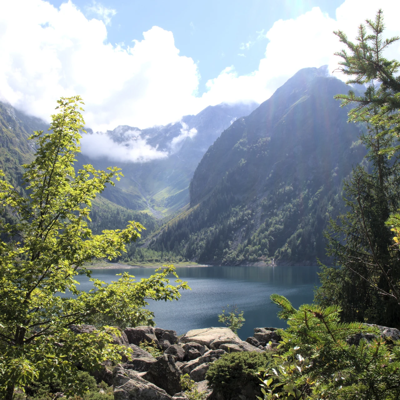 Lac de Lauvitel sedd från vandringsstigen, den största naturliga sjön i Écrins-massivet