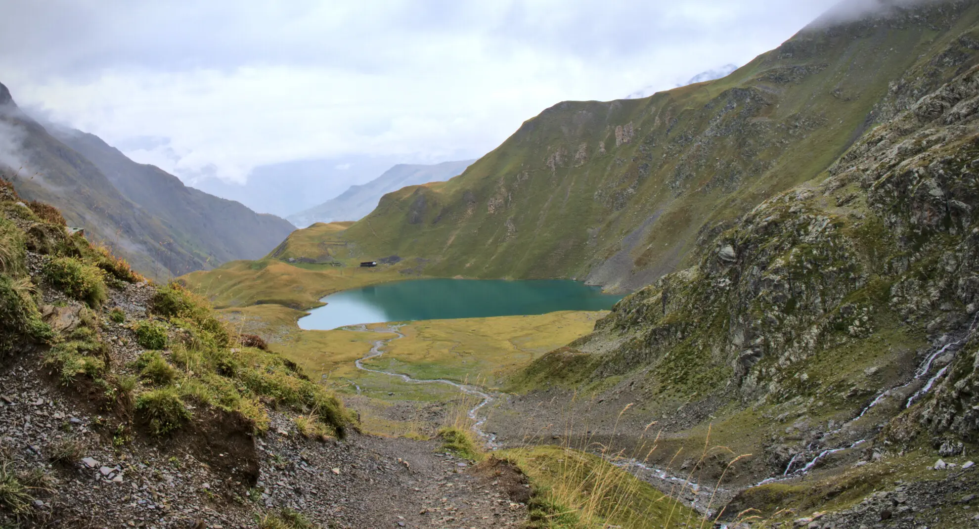 Lac de la Muzelle sedd från nedstigningsstigen, med stugan vid vattenkanten