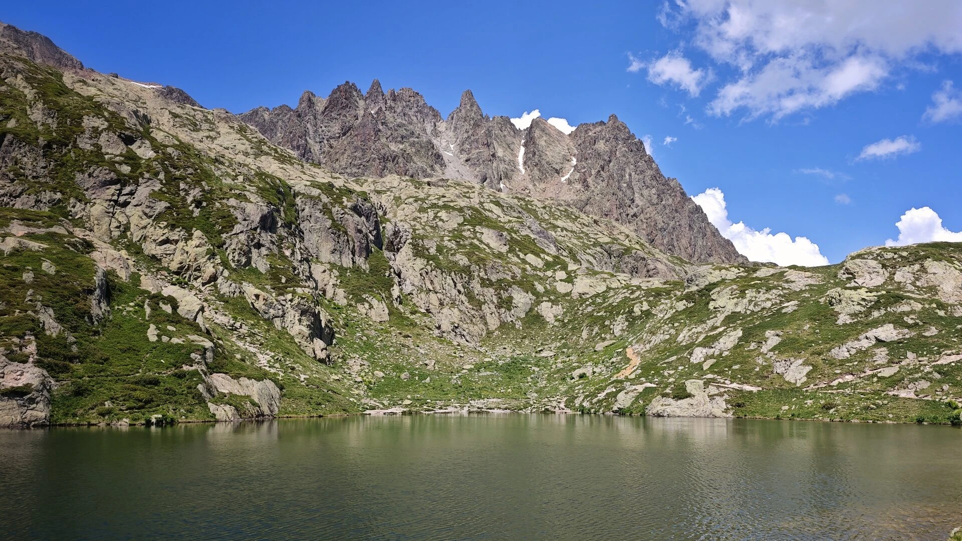 En av lacs des Chéserys vid foten av Aiguilles Rouges, nedanför Lac Blanc