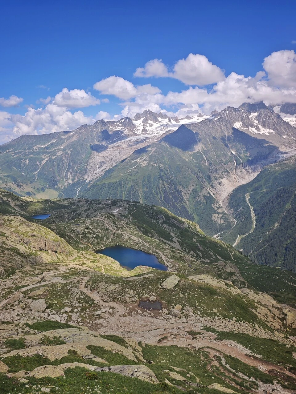 En av lacs des Chéserys på sin hylla, Chamonix-dalen nedanför