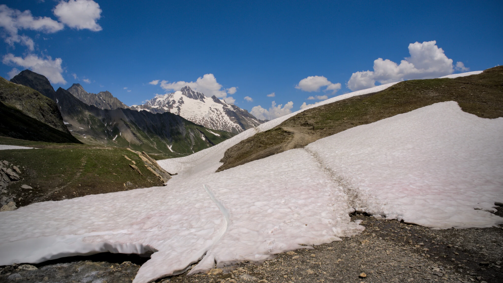 Fortfarande brett snöfält på leden, trakten kring Col de la Seigne tidigt på säsongen