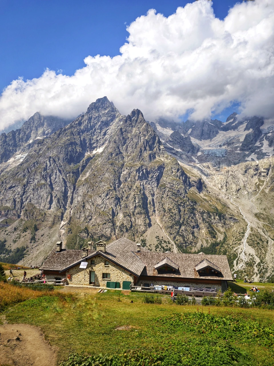 Le Refuge Walter Bonatti, étape incontournable du TMB côté italien