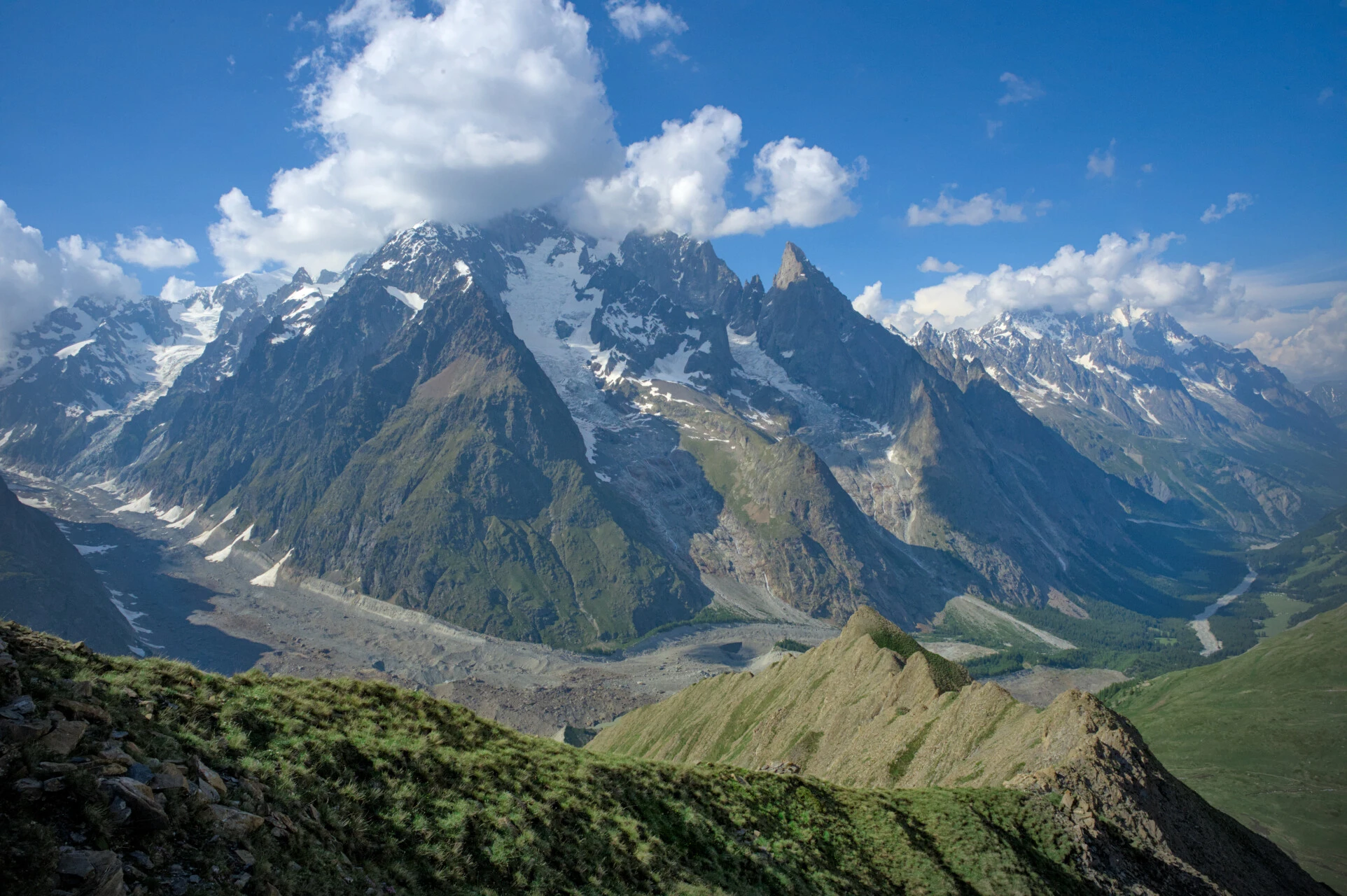 Mont Blanc-massivet från Mont de la Saxe, från Courmayeur till Grandes Jorasses