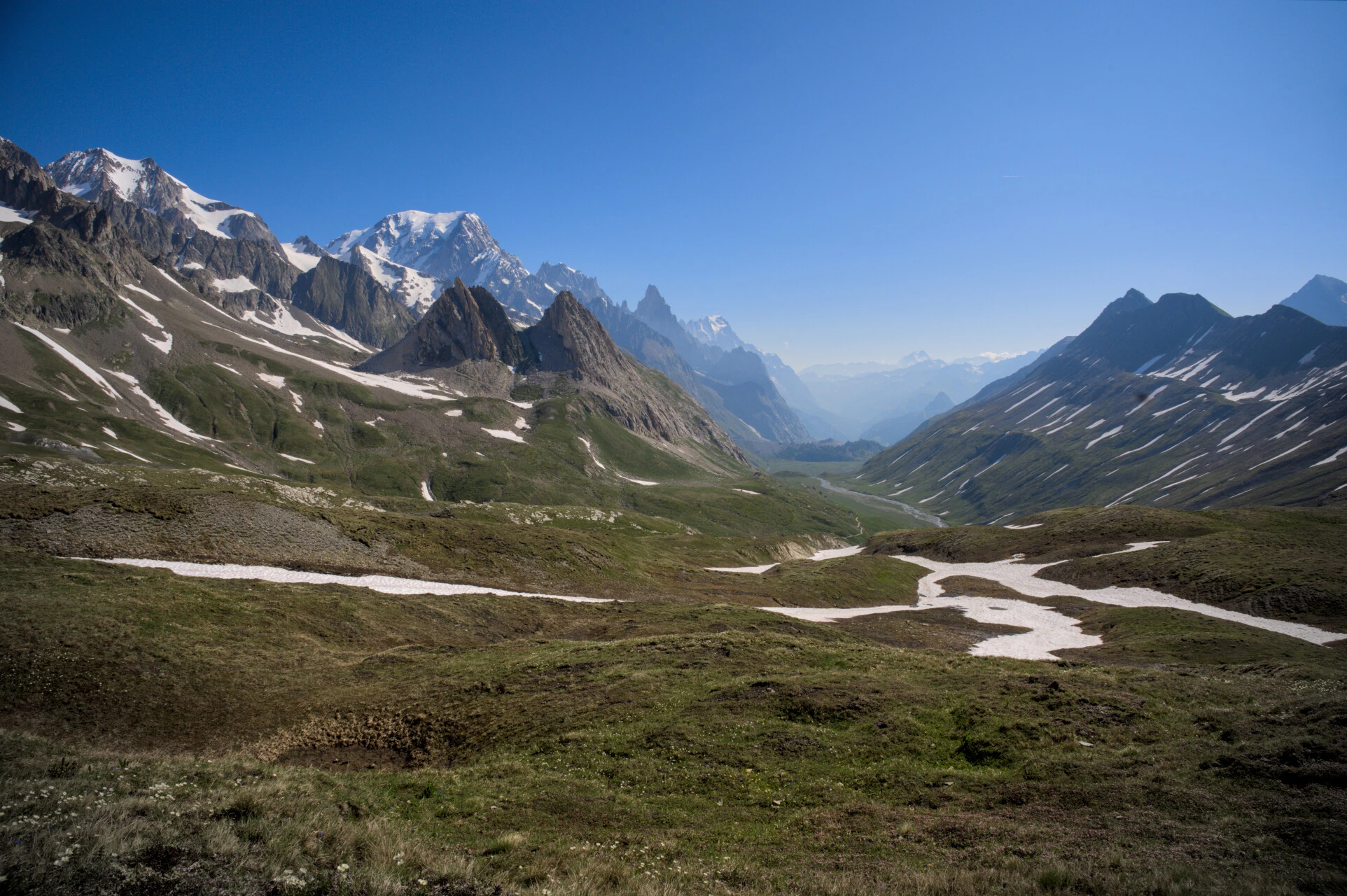 Panorama över Val Veni och Mont-Blancs södra sida