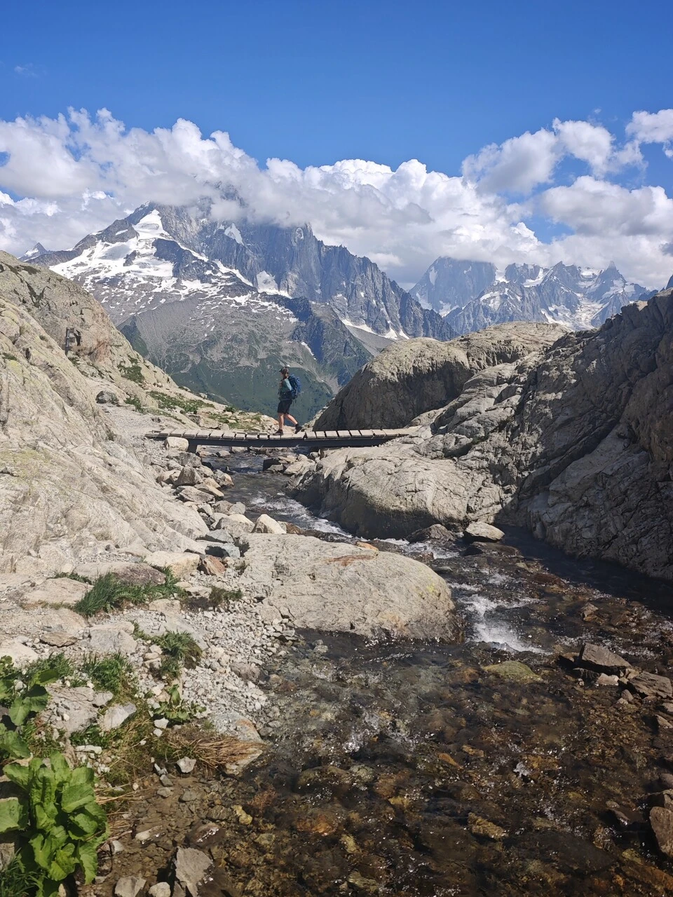 Bron över bäcken på leden till Lac Blanc