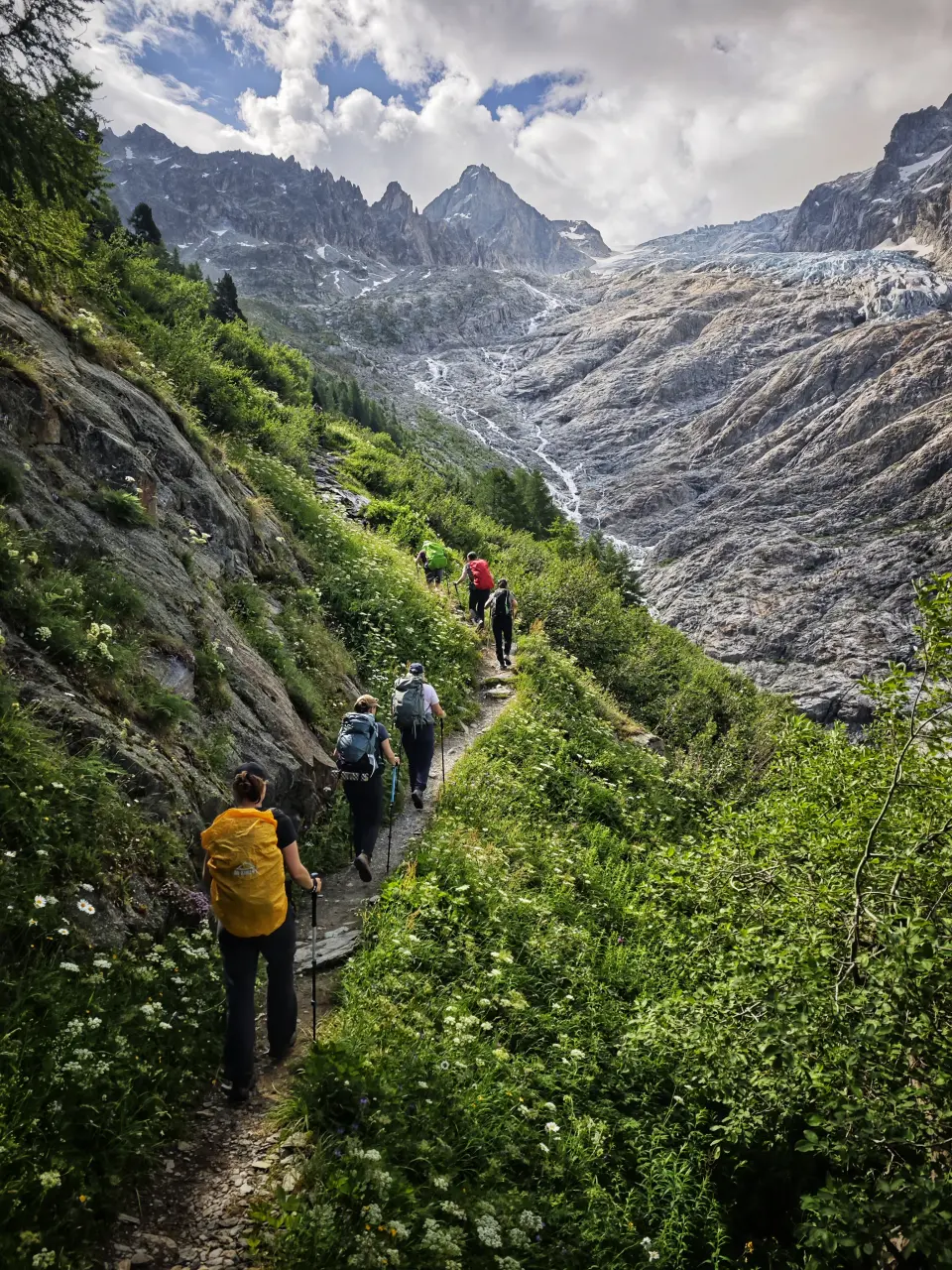 Hikers heading to Fenêtre d'Arpette