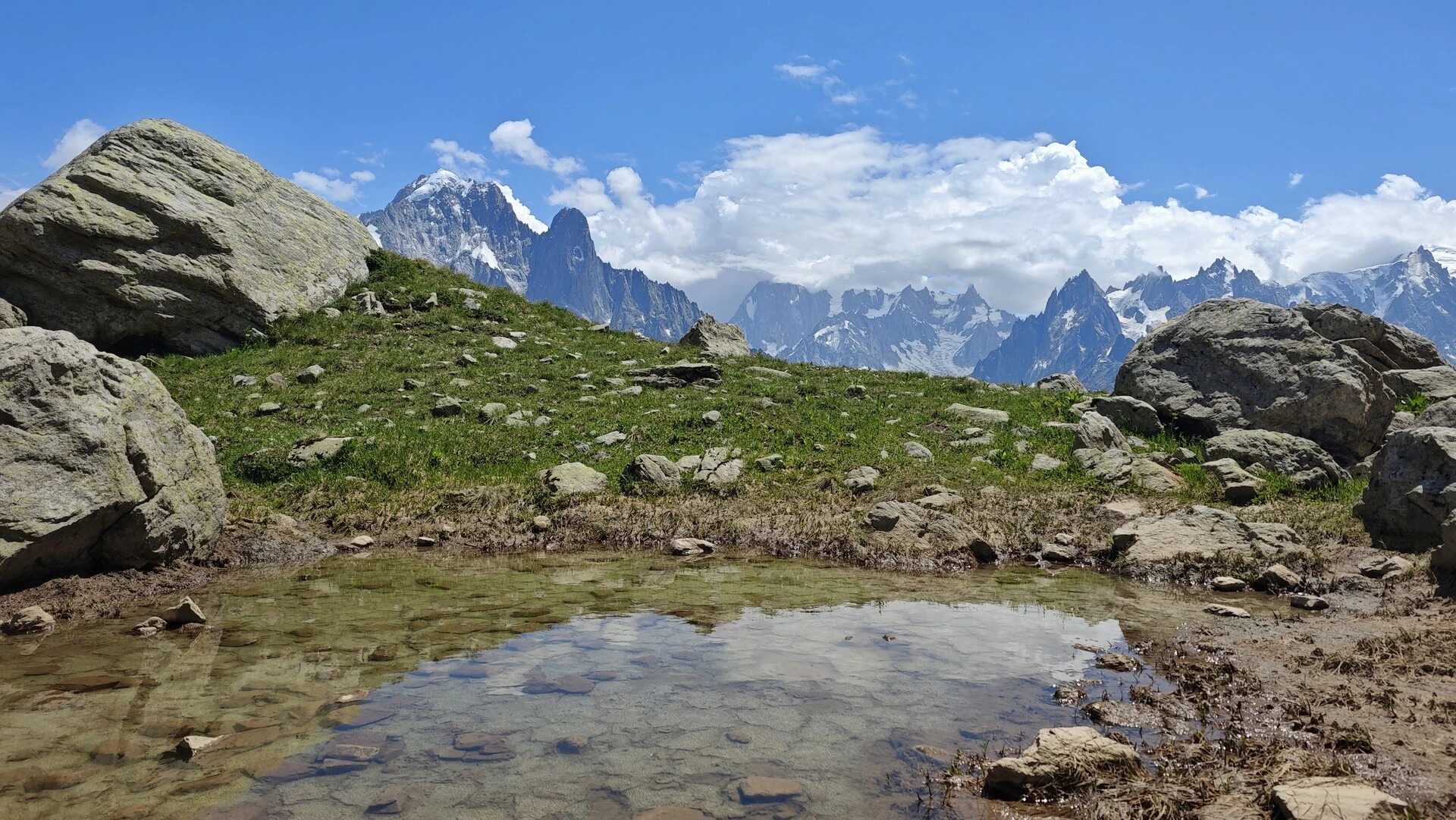 Mont-Blanc-massivet speglar sig i en av lacs des Chéserys