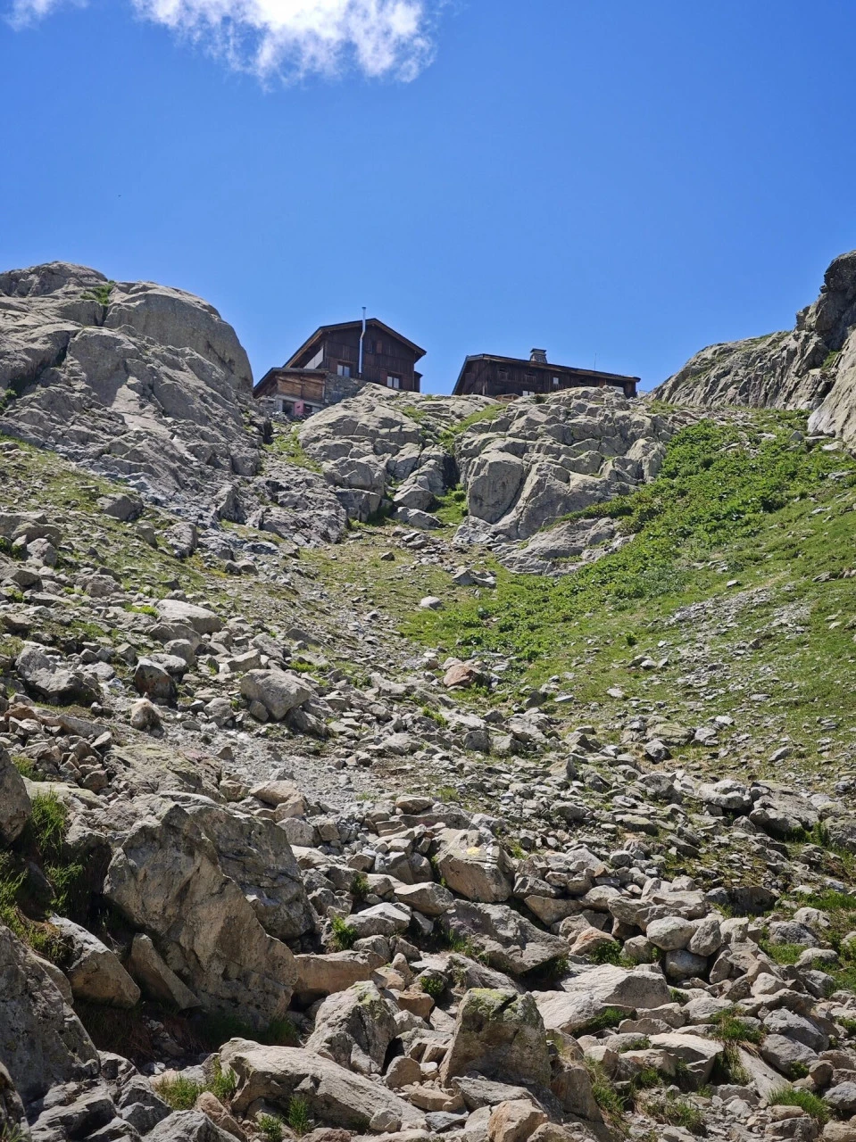 Refuge du Lac Blanc, placerad på hällarna ovanför uppstigningsleden