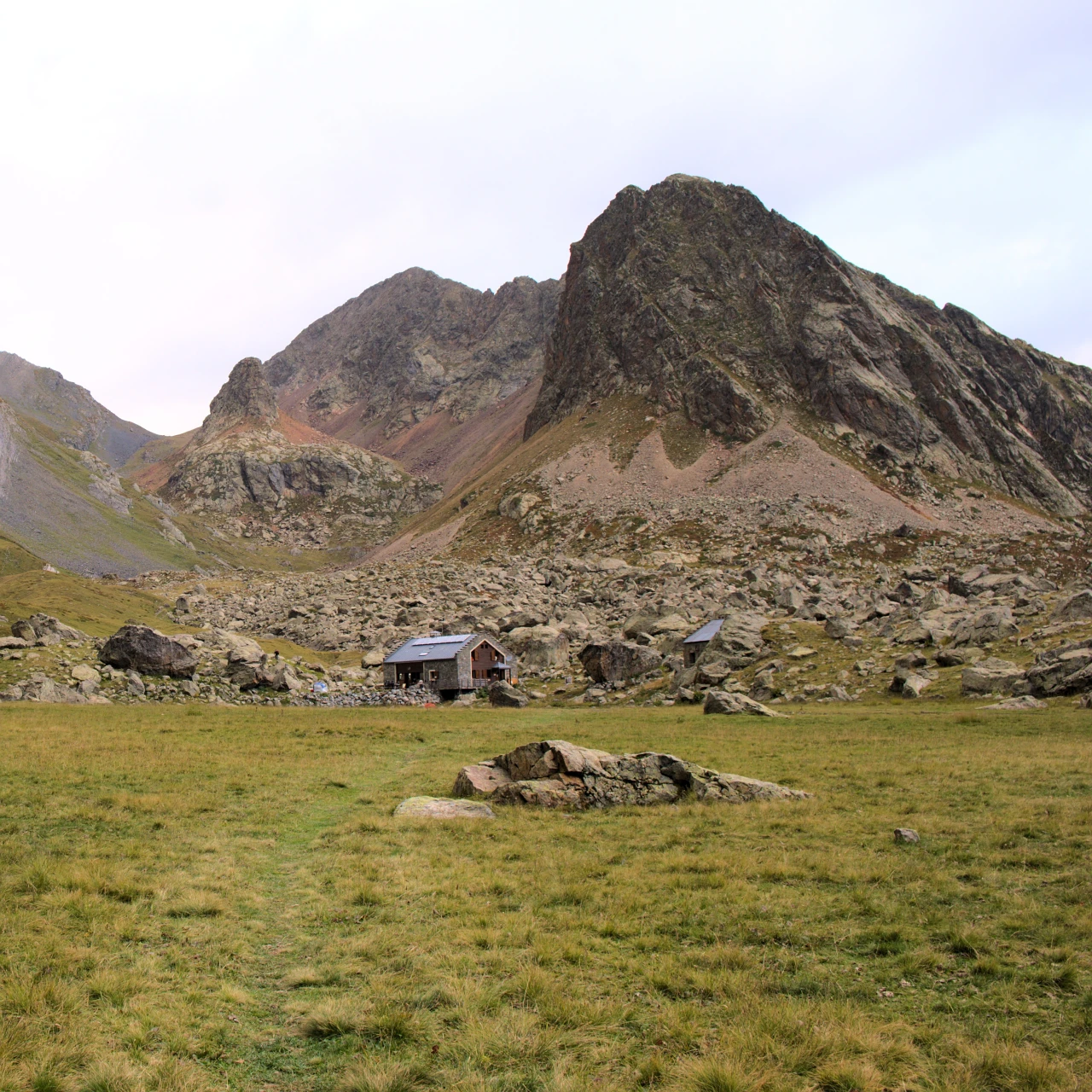 Refuge de Vallonpierre och sjön vid foten av Sirac