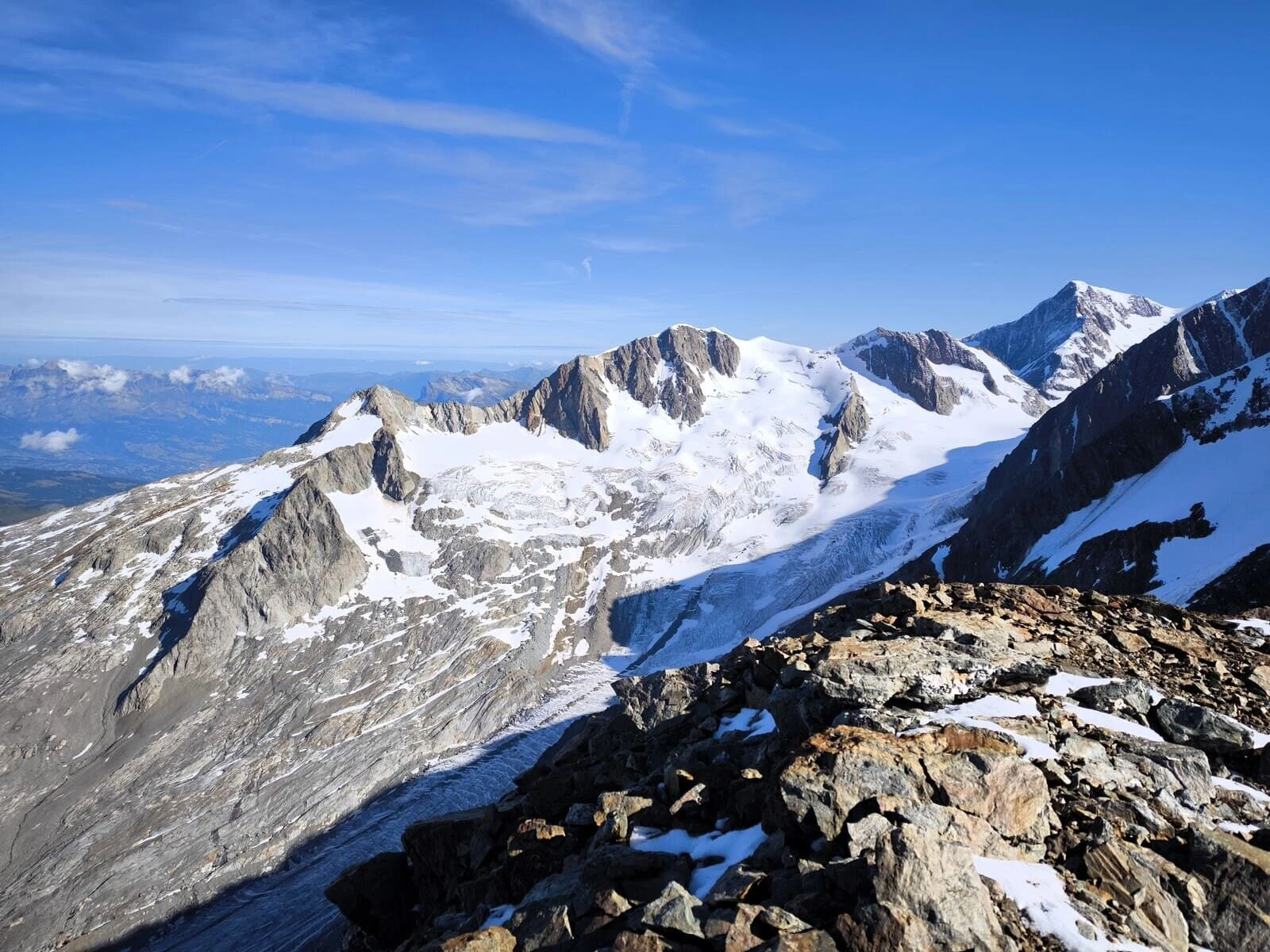 Refuge Robert Blanc vid foten av Aiguille des Glaciers