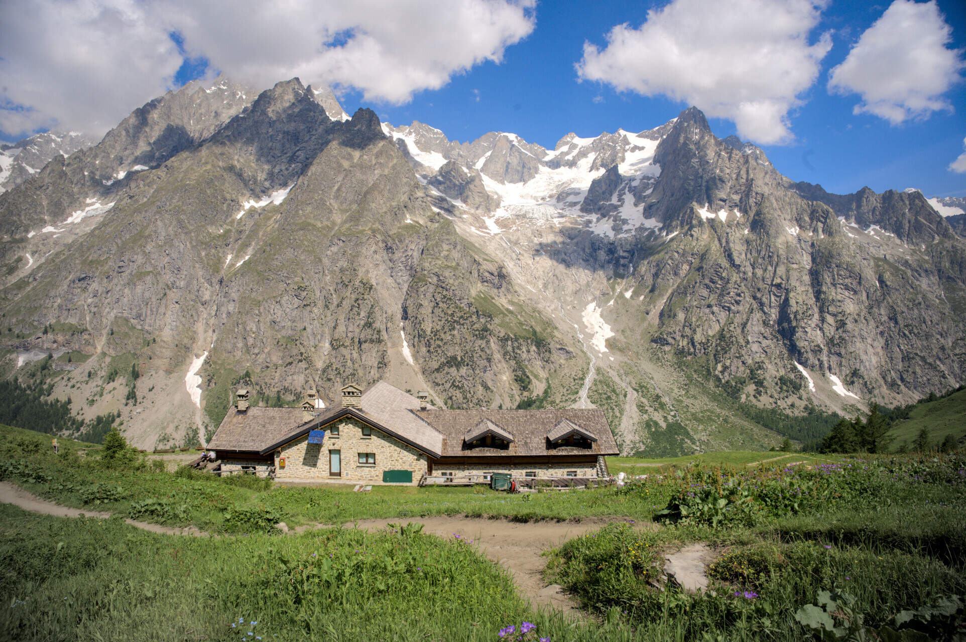 Fjällstugor och boende på Tour du Mont-Blanc: karta, etapper och bokning