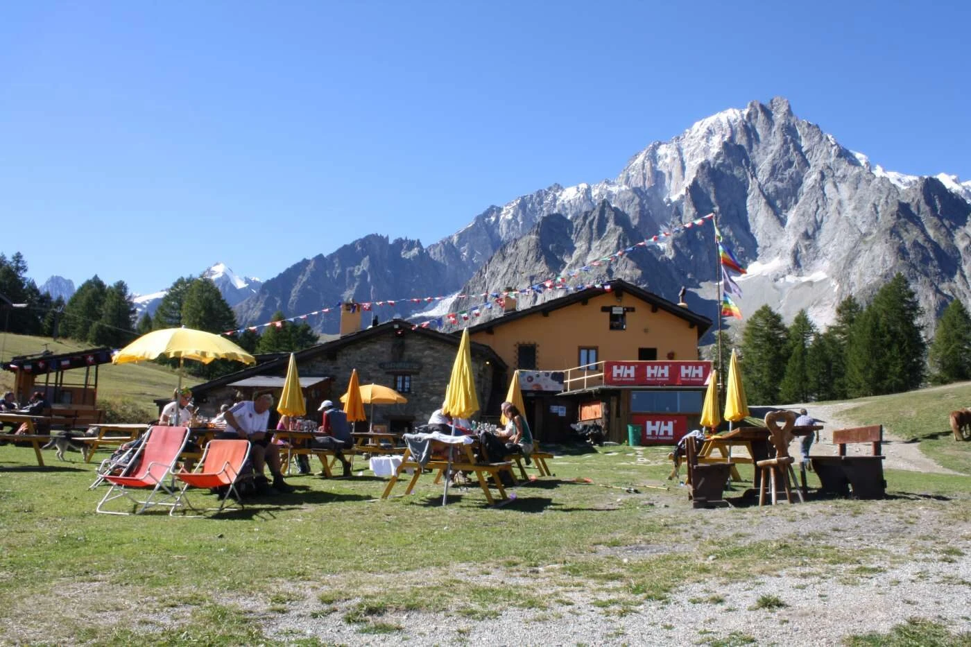 Rifugio Maison Vieille vid Col Chécrouit, mot Grandes Jorasses