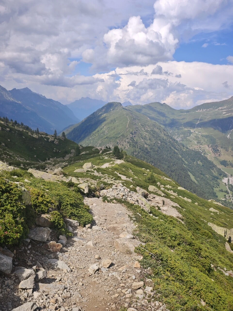 Den steniga stigen som går ner från Chéserys mot Col des Montets