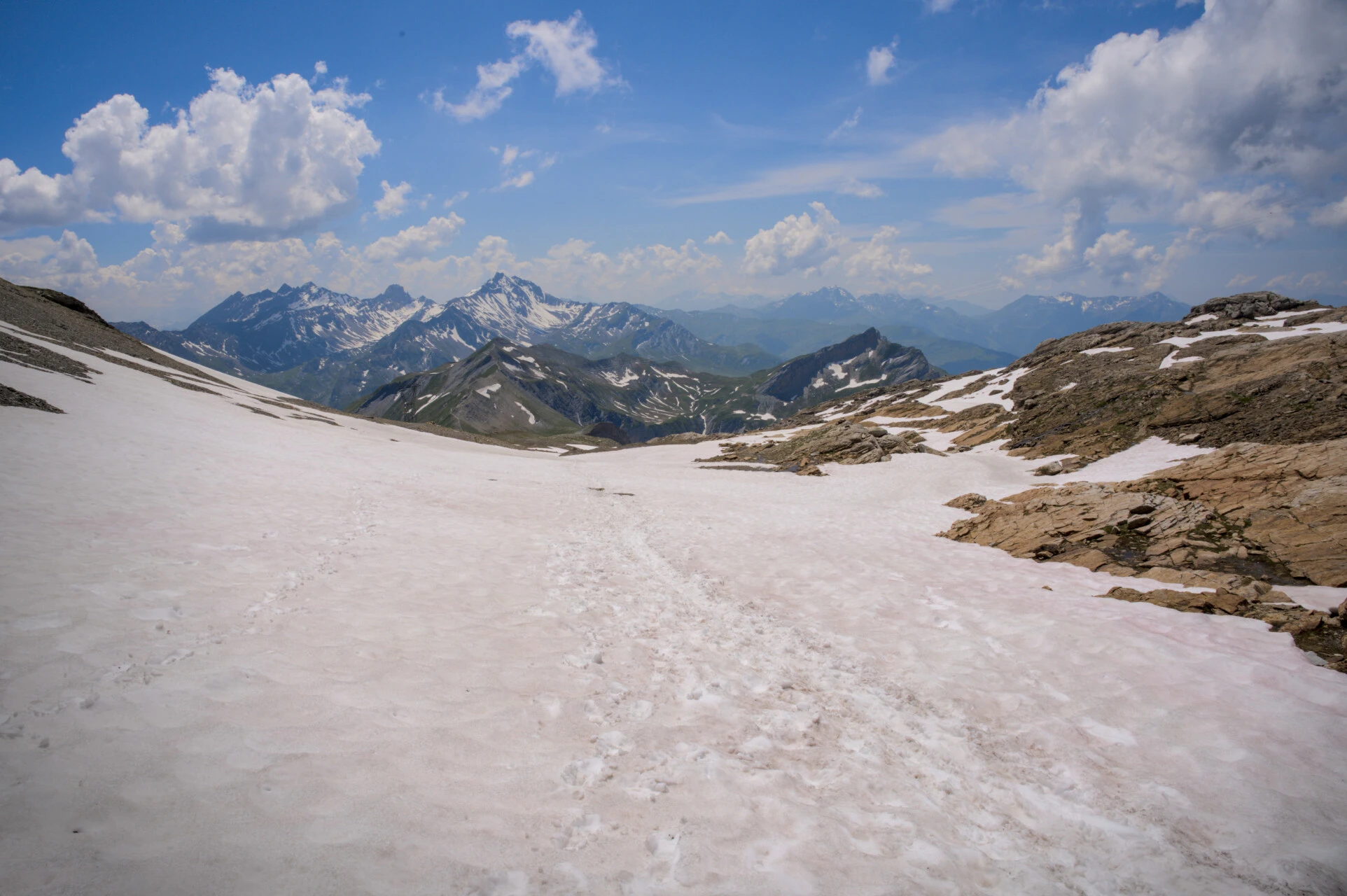 Passage över snöfält vid Col de la Croix du Bonhomme, tidigt på säsongen