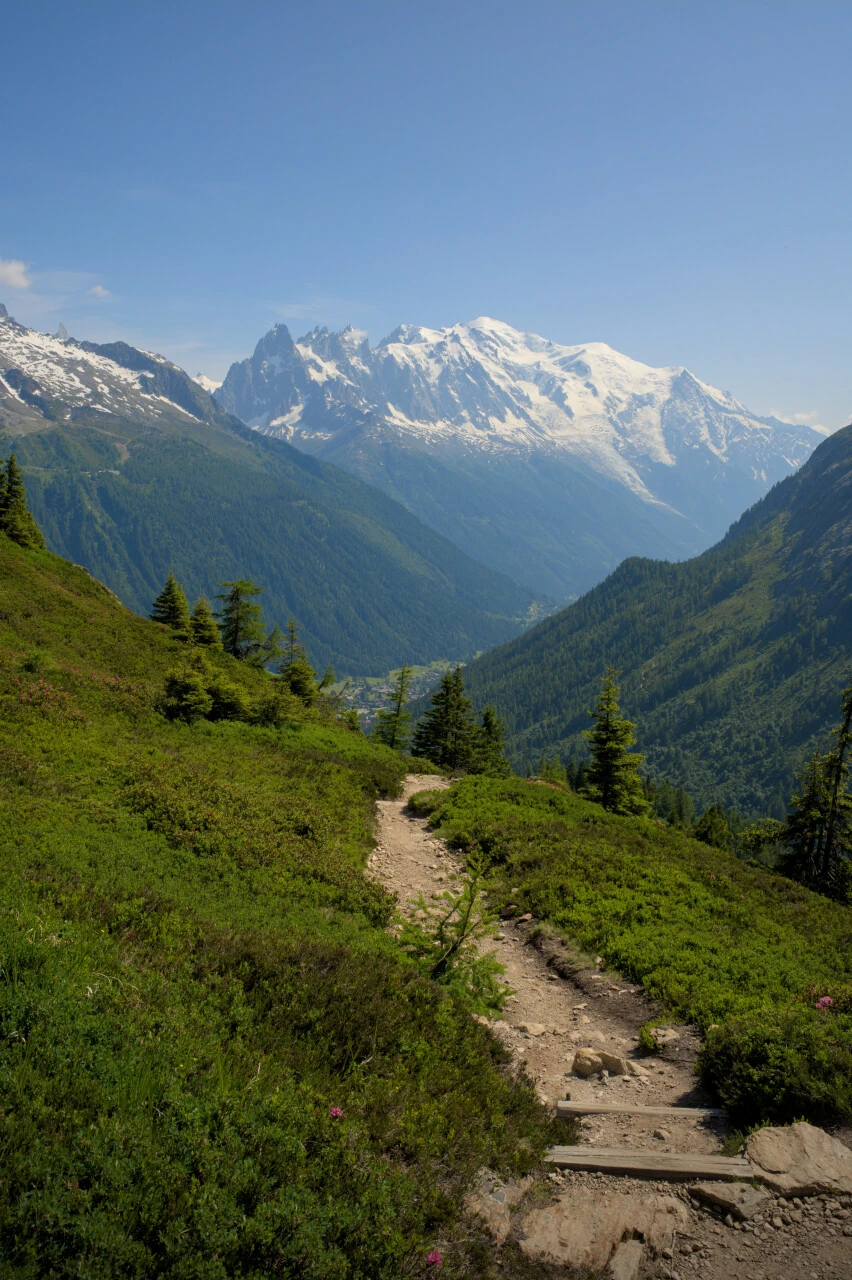 Trappsteg på panoramaleden mitt emot Aiguilles de Chamonix