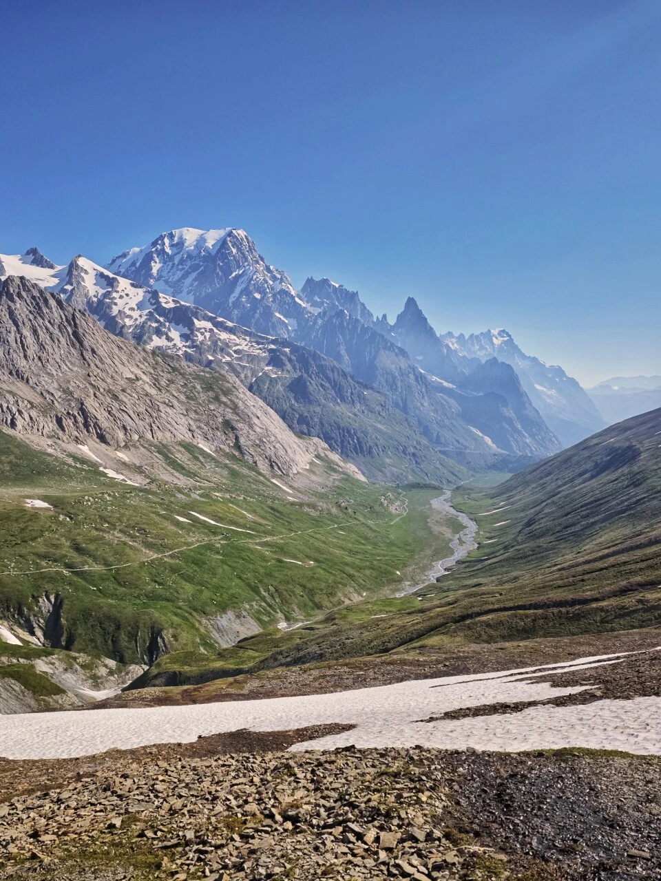 Val Veni och Mont Blanc-massivet, snöfläckar och höghöjdsbeten