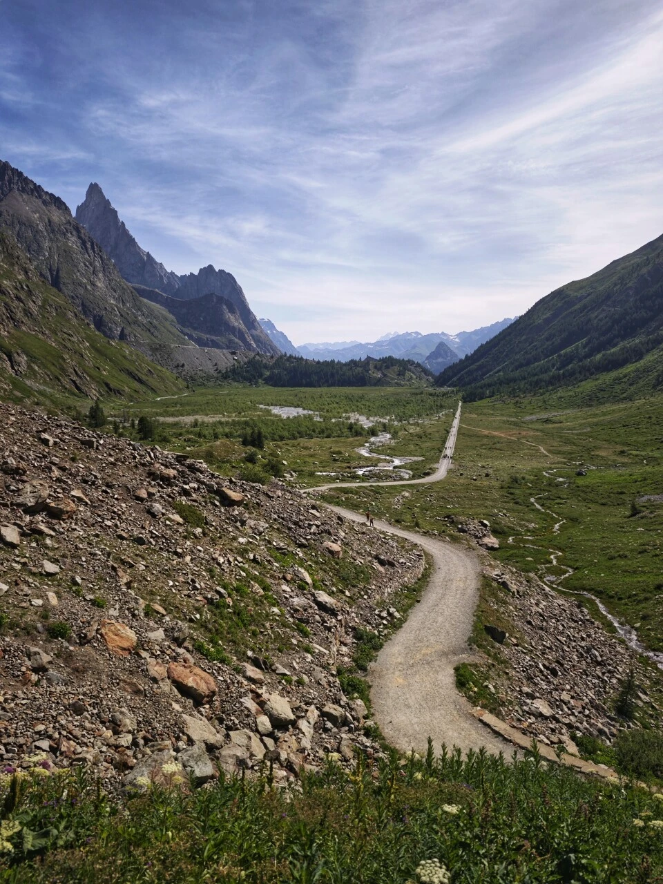 Val Ferret öppnar sig gradvis under stigningen från Courmayeur